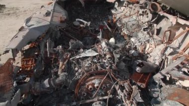 Mart 2022. Bucha, Ukrayna. Havaya uçmuş sivil arabalarla dolu askeri bir makine. Hareket duvar kâğıdı için savaş ve terör geçmişi. Yüksek kalite 4k görüntü