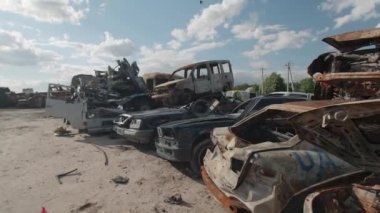 Mart 2022. Bucha, Ukrayna. Rus istilasından sonra Ukrayna 'da havaya uçan arabalar. Apokaliptik bir araba mezarlığı manzarası ve terk edilmiş bir manzara. Yüksek kalite 4k görüntü
