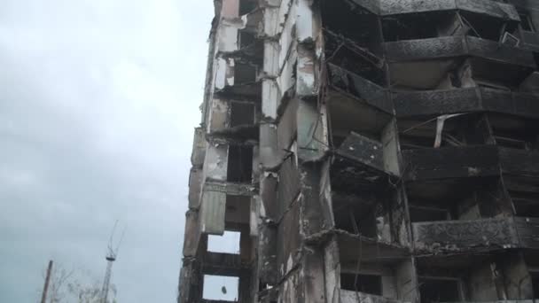 Marzec 2022 Borodianka Ukraina Stojąc Spalone Ramy Opuszczonych Budynków Nalotach — Wideo stockowe