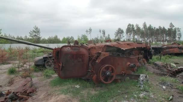 2022 우크라이나 Kyiv 수도의 교외에 러시아 거주자들의 부서진 탱크들의 고품질 — 비디오