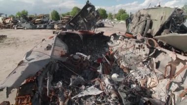 Mart 2022. Bucha, Ukrayna. Hareket duvar kâğıdı için savaş ve terör geçmişi. Rus işgalinden sonra Ukraynalıların havaya uçurduğu özel araçlar. Yüksek kalite 4k görüntü