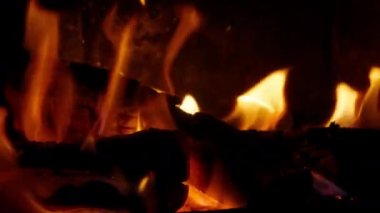 Ağır çekimde şömineyi rahatlatıyor. Mobil veya TV ekran koruyucusu. Sinema kamerasında meditasyon videosu. Orman kulübesinde parlak manzaralı alevler sıcak, karanlık bir atmosfer yaratıyor, Hawaii