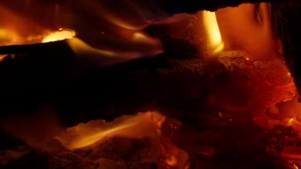 Zblízka Některé Velmi Horké Dřevěné Uhlí Hořící Grilu Zpomaleném Filmu — Stock video
