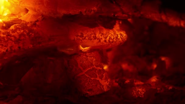 Горящая Текстура Красного Органического Древесного Угля Гриле Барбекю Закрывает Замедленную — стоковое видео