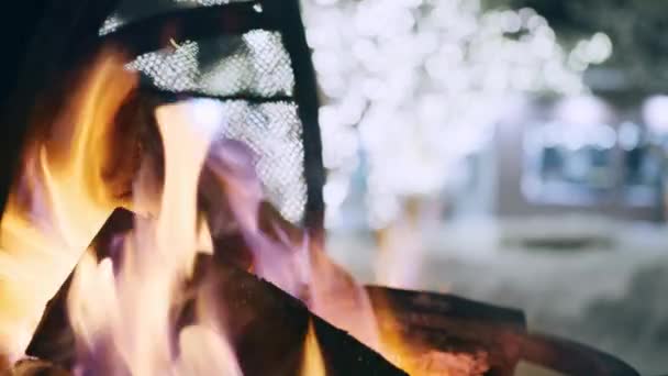 Close Cozy Outdoor Fireplace Bonfire Cinematic Sparks Snowy Cityscape Blurred — Vídeos de Stock