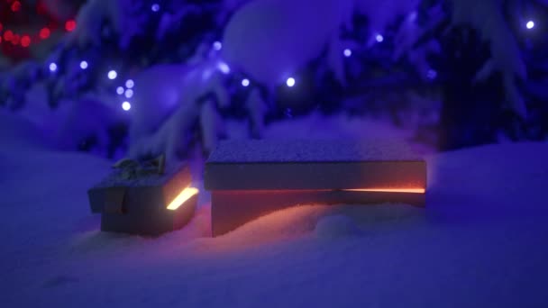 Stále Ještě Ozářená Magickými Světly Otevřených Vánočních Dárkových Krabic Umístěných — Stock video