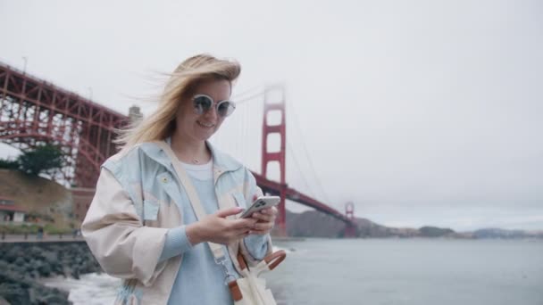 Entspannte Junge Frau Surft Mit Dem Smartphone Den Sozialen Medien — Stockvideo