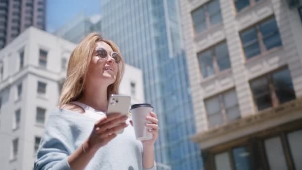 Zbliżenie Wesoła Dziewczyna Stojąca Filiżanką Kawy Smartfona Tle Ruchu Miejskiego — Wideo stockowe