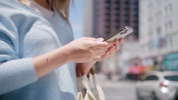 Caucasian Businesswoman Using Smartphone Busy Street Modern Downtown Office Buildings — ストック動画