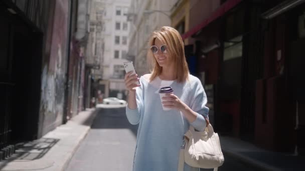 Smiling Attractive Woman Using Phone Urban City Streets Buildings Young — Stockvideo