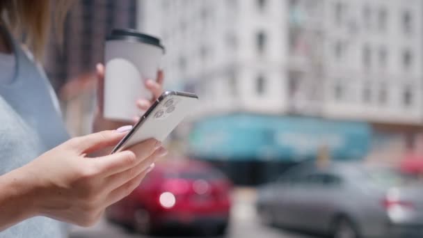 Focus Female Hand Using Smartphone Standing Coffee Busy City Street — ストック動画