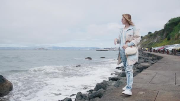 Attractive Tourist Woman Walking San Francisco Bay Cloudy Windy Day — Video Stock