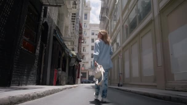 Beautiful Woman Flying Hair Cinematic Urban Fun Happy Young Girl — Stockvideo