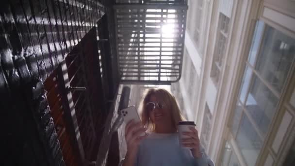 Mulher Atraente Andando Com Café Usando Telefone Edifícios Urbanos Cidade — Vídeo de Stock