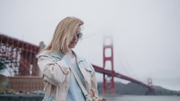 Slow Motion Cheerful Blonde Caucasian Woman Talking Mobile Phone Walking — Video