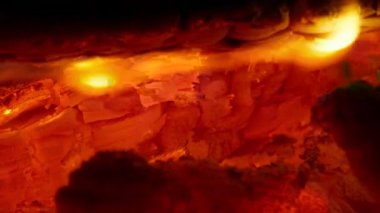 Sıcak kulübedeki odunlardan yükselen kızgın kıvılcımlar. Ateş, ışık ve yaşam teması üzerine güzel soyut bir arka plan. Yangın arka planında süper yavaş çekim. RED sinema kamerasıyla çekildi.