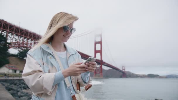 Portrait Happy Traveler Woman Enjoying Checking News Mobile Phone Outdoors — Wideo stockowe