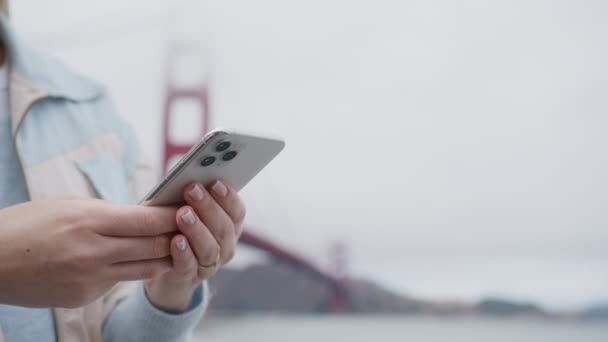Concentrated Businesswoman Entrepreneur Typing Smartphone Standing Golden Gate Bridge Coast — ストック動画
