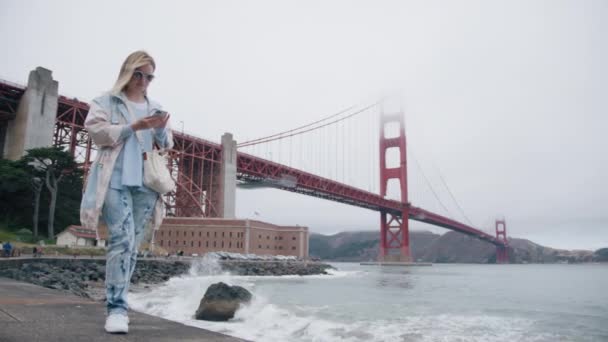 Young Caucasian Woman Wearing Casual Trendy Outfit Walking Golden Gate — Stockvideo