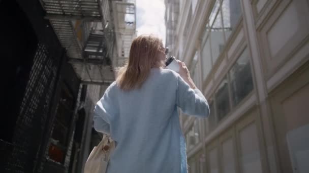 Back Shot Young Woman Wearing Stylish Casual Outfit Walking Urban — 图库视频影像