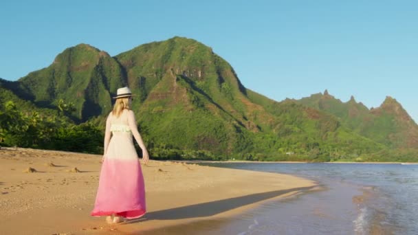 Woman Pink Flattering Dress Walks Beach Kauai Tropical Island Hawaii — Stock videók