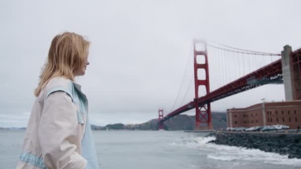 Back View Smiling Lady Walking Golden Gate Enjoying Cold Cloudy — 비디오