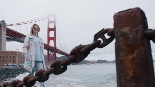Young Traveler Woman Walking San Francisco Bay Area Windy Day — Vídeo de Stock