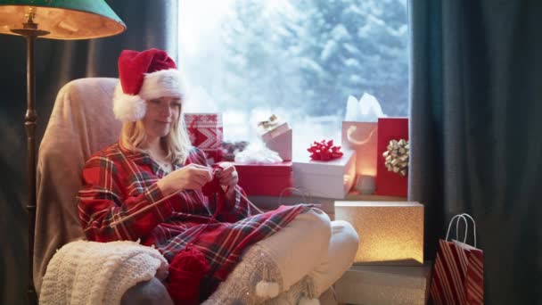 Relaxed Young Woman Knitting Red Scarf Needles Cozy Mountain Cabin — Vídeos de Stock