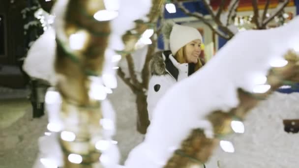 Приваблива Блондинка Зимовому Одязі Ходить Невеликій Міській Алеї Освітленій Вночі — стокове відео