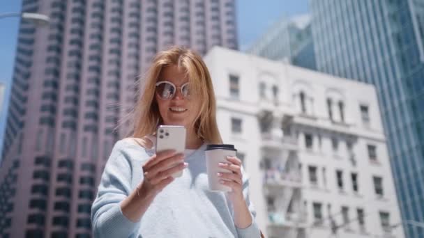 Lächelnde Reife Geschäftsfrau Mit Smartphone Büro Manager Mittleren Alters Nutzen — Stockvideo