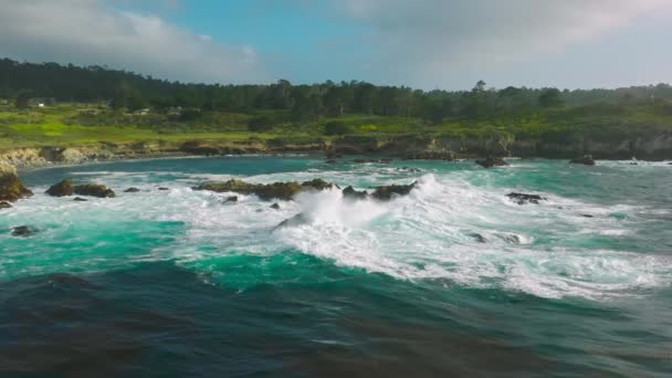 Хвиля Руйнує Повільний Рух Скелях Кінематографічні Повільні Рухи Повітряні Кадри — стокове відео
