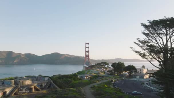 Cinematic Drone Dolly Shot Golden Gate Bridge Sunrise Zoom Out — Vídeo de Stock
