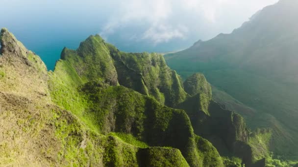 Drone Flying Though Cloud Green Mountain Ridge Breathtaking Hawaii Nature — ストック動画