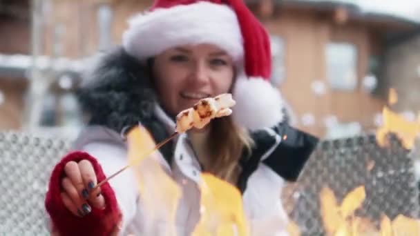 Winter Holiday Ski Resort Woman Roasting Marshmallows Fire Pit Snowmass — 图库视频影像