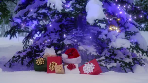 Footage Big Heap Gift Boxes Presents Glowing Snowy Christmas Tree — Αρχείο Βίντεο