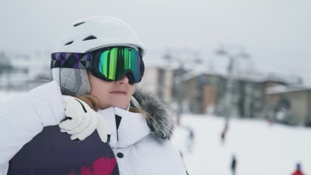 Close Portrait Young Woman Riding Snowy Slope Her Snowboard People — 비디오