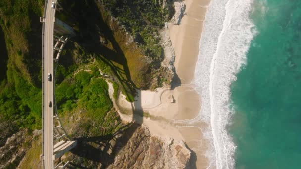 Green Ocean Waves Crashing Bixby Bridge Big Sur Scenic Road — 图库视频影像