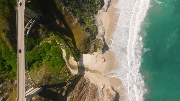 Teal Blue Ocean Waves Beautiful Shore Aerial Top Vertical Shot — Vídeos de Stock