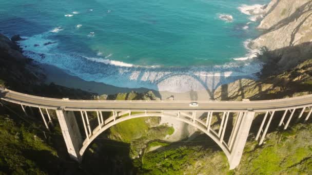 Aerial View Electric Cars Driving Scenic Oceanside Road Luxury Modern — Wideo stockowe