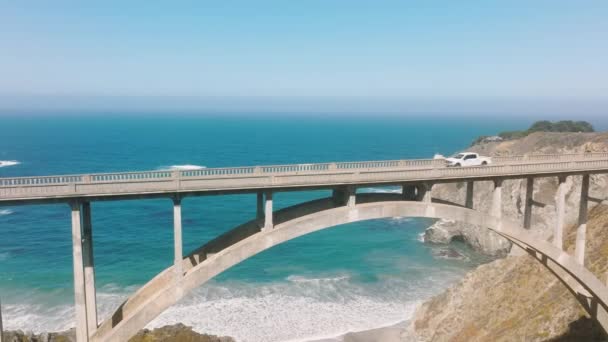 Cars Driving Scenic Arch Architecture Bridge Blue Ocean Aerial View — Wideo stockowe