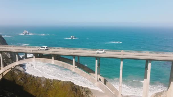 Cars Driving Slow Scenic Arch Architecture Bridge Blue Ocean Background — Vídeo de Stock