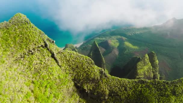 Cinematic Aerial View Dramatic Mountains Blue Ocean Napali Coast Kauai — Wideo stockowe