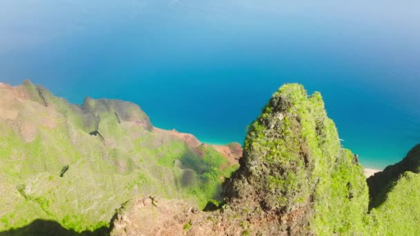 Incredible Aerial View Dramatic Mountains Blue Ocean Napali Coast Kauai — Stockvideo
