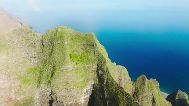 Cinematic Aerial View Dramatic Mountains Ocean Napali Coast Kauai Hawaii — Stockvideo