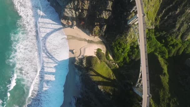 Повітряний Вид Автомобілів Мандрівниками Красивому Прибережному Гірському Ландшафті Транспортні Засоби — стокове відео