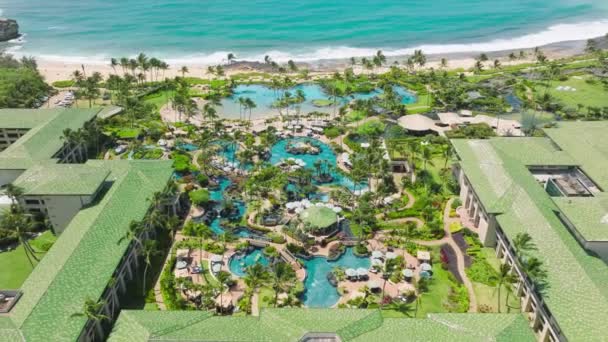 People Relaxing Swimming Pool Luxury Hotel Spa Enjoying Beautiful Ocean — Vídeo de Stock