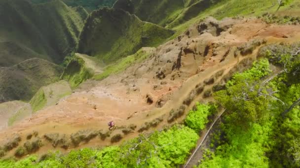 Mountain Aerial Flight Woman Hiking Trail Edge Steep Wall Sunny — 图库视频影像