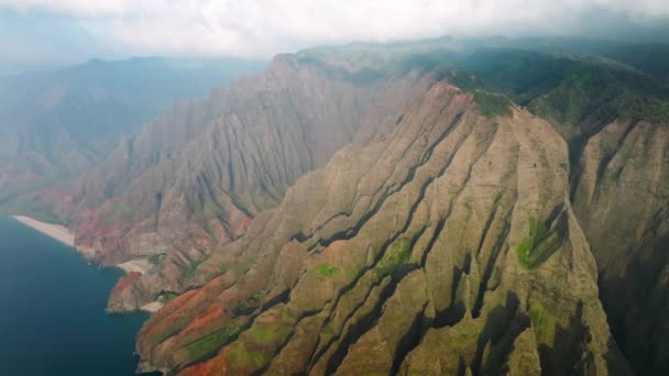 Cinematic Green Summits Wild Island Nature Beautiful Deep Blue Ocean — Stok video