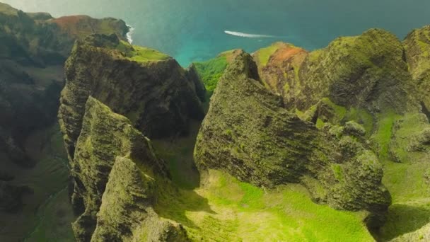 Cinematic Aerial View Dramatic Mountains Ocean Napali Coast Kauai Hawaii — Stok video