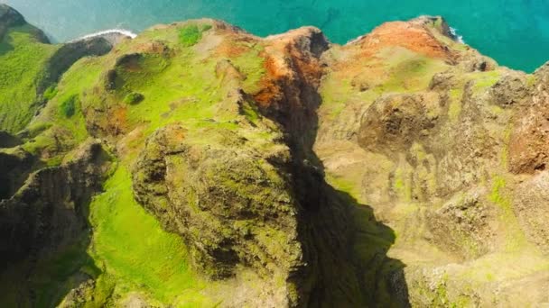Aerial View Flying Jungle Mountain Peaks Revealing Tropical Coastline Pali — Stok video